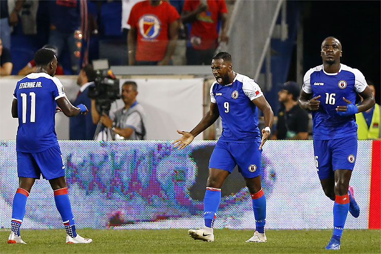 Duckens Nazon (9) festeja para o Haiti: vitória garante liderança do grupo
