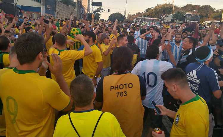 Torcedores brasileiros e argentinos fizeram um duelo de músicas no entorno do Mineirão