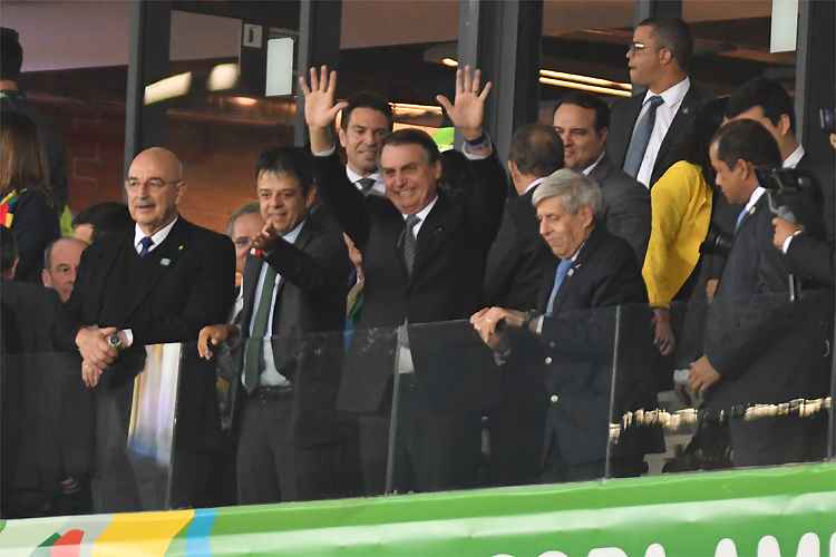 Presidente Jair Bolsonaro saudou torcedores no Mineirão e foi chamado de 