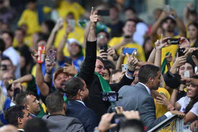 Jair Bolsonaro desceu ao gramado e subiu escadas para cumprimentar admiradores no Mineirão