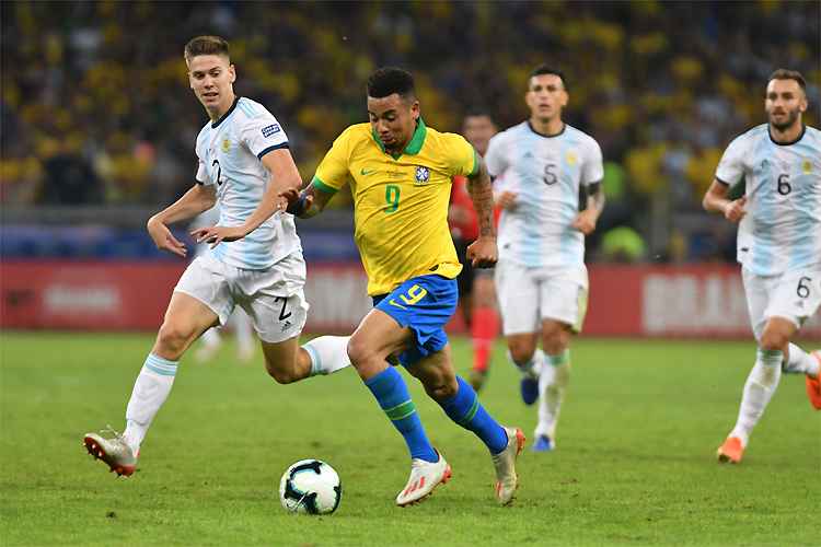 Gabriel Jesus marcou golaço no primeiro tempo e fez jogada incrível que resultou no gol de Firmino na etapa final. Atacante ofuscou Messi no Mineirão, que teve direito a olé nesta terça-feira
