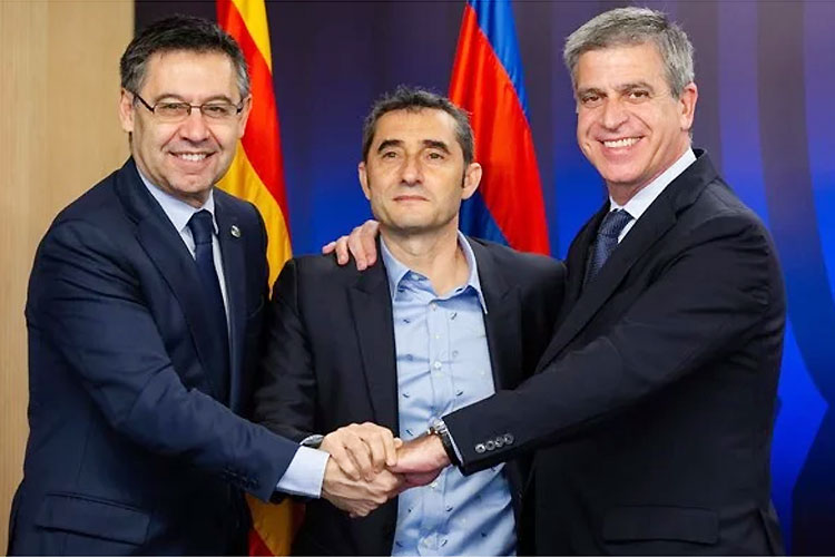 Jordi (dir), ao lado de Valverde (centro) e Josep Bartomeu: renúncia ao cargo
