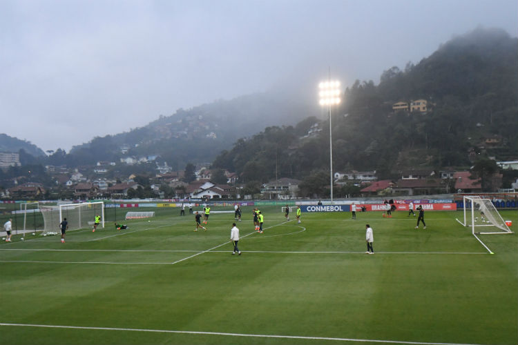 Neblina cobriu campos da Granja Comary por boa parte do treinamento