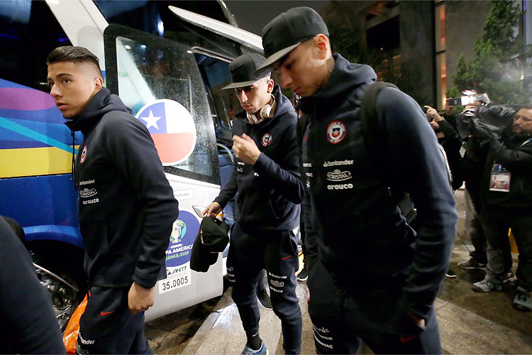 Chilenos chegaram a São Paulo sob chuva e cabisbaixos após dura derrota