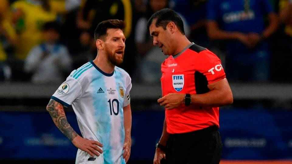 Messi não poupou reclamações ao árbitro equatoriano Roddy Zambrano