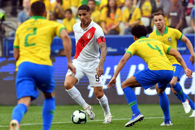 O atacante Paolo Guerrero encara a marcação brasileira: derrota peruana por 5 x 0 na primeira fase <br>