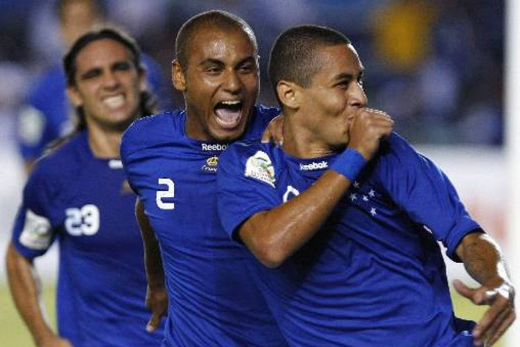 Sorín comemora gol na Libertadores de 2009 com Jonathan e Wellington Paulista