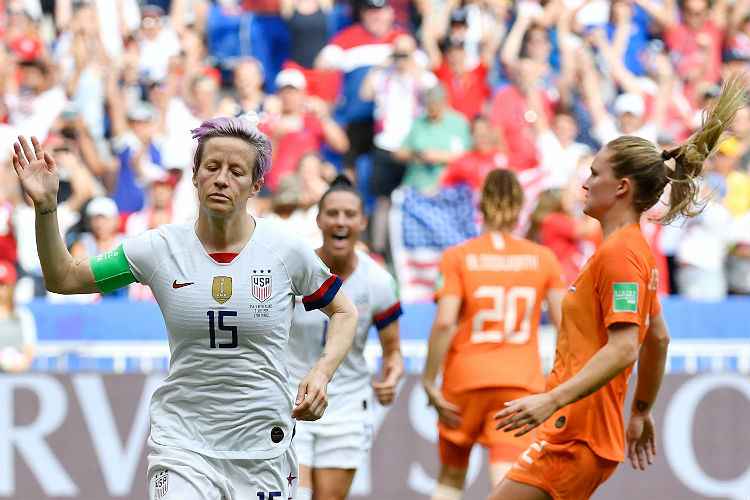 Rapinoe, de pênalti, abriu o placar para os Estados Unidos na final contra a Holanda