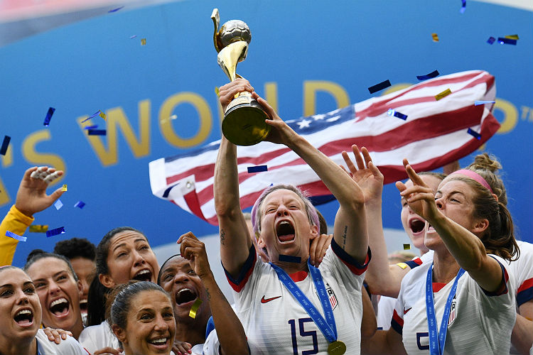 Destaque dos Estados Unidos, Rapinoe ergue a taça do Mundial Feminino