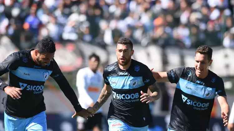 Paranaenses abriram 2 a 0 no primeiro tempo e o Corinthians descontou após o intervalo