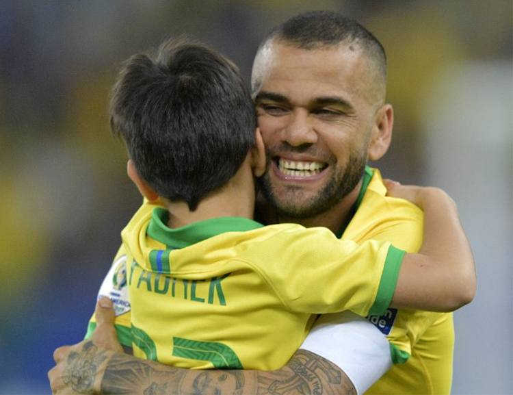 Lateral-direito da Seleção Brasileira recebeu carinho do filho durante festa do título