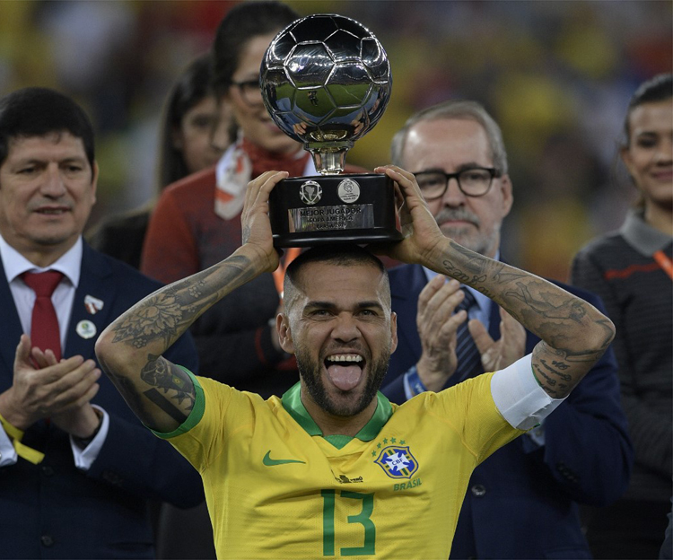 Daniel Alves foi eleito o melhor jogador da Copa América