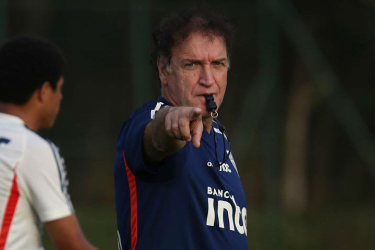 Cuca esboçou a equipe para o clássico contra o Palmeiras