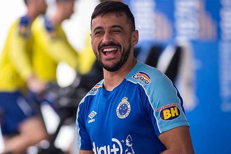 Robinho, que tinha vínculo até dezembro de 2019, renovou por mais dois anos