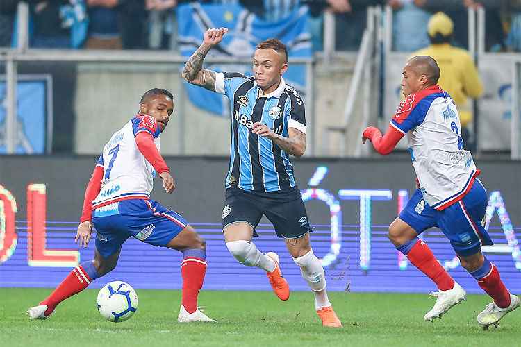 Everton Cebolinha voltou ao Grêmio com gol de pênalti, mas time levou empate