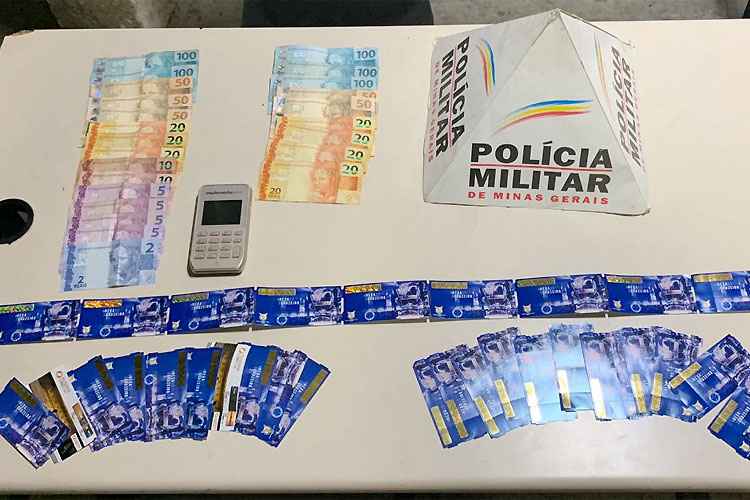 Além de ingressos, foram apreendidos máquina de cartão e dinheiro vivo