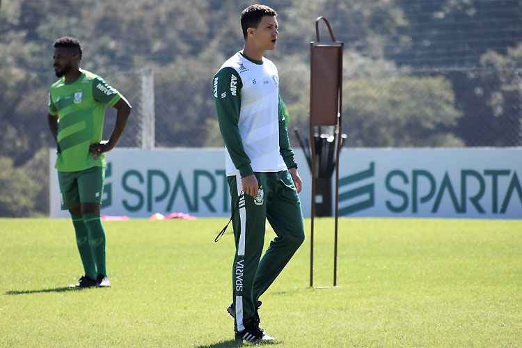 Maurício Barbieri terá o polivalente Michel Bastos (esq) diante do Figueirense