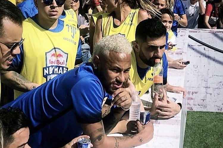 Neymar foi atração em seu instituto e disse que está quase recuperado da lesão