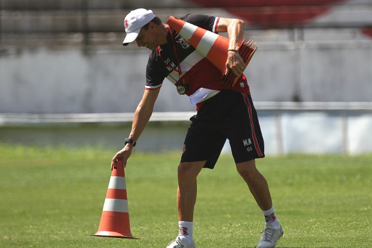 Milton Mendes tenta recolocar o time novamente entre os quatro primeiros