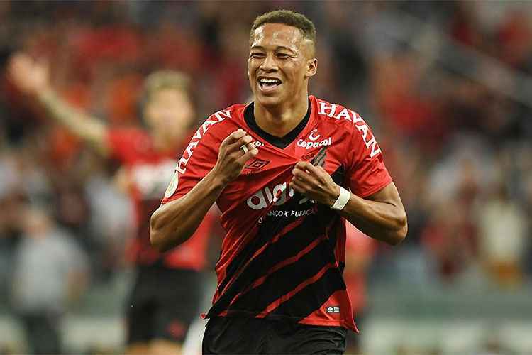 Vitinho marcou aos 44min do segundo tempo e garantiu vitória do Furacão