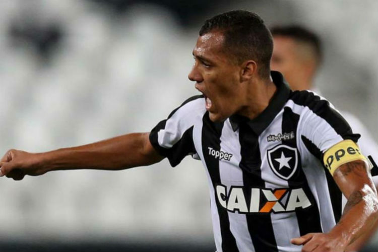 Lateral foi contratado para suprir lacuna deixada após lesão de Carlos Renato
