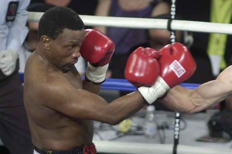 Pernell Whitaker teve um cartel de 40 vitórias (17 nocautes), quatro derrotas e um empate