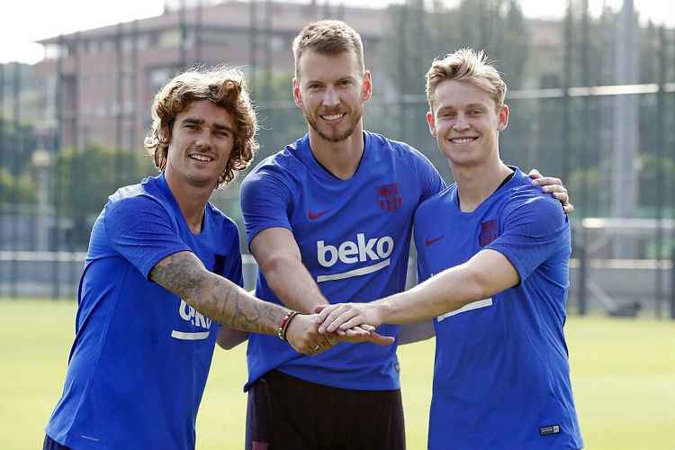 Griezmann posa ao lado de Neto e De Jong, outros reforços do Barça