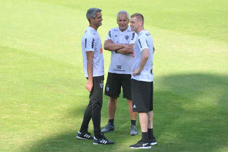 Adilson conversa com o técnico Rodrigo Santana e o auxiliar Éder Aleixo