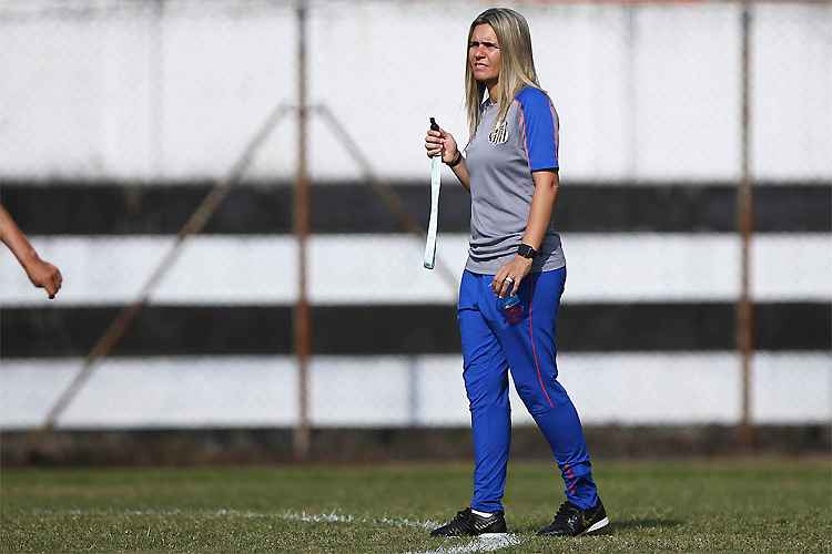 Alé, da CBF, Emily Lima, técnica do Santos, criticou a empresa organizadora da viagem