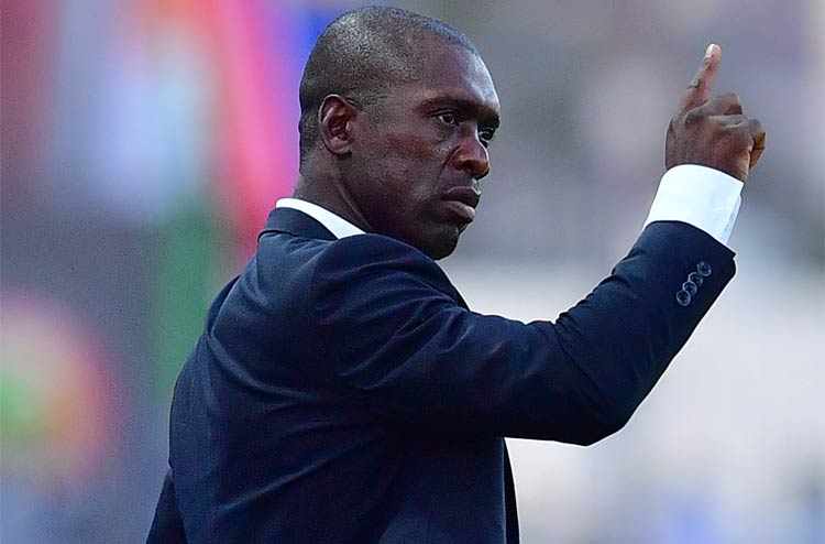 Ex-meia holandês Clarence Seedorf foi demitido nesta terça-feira de Camarões
