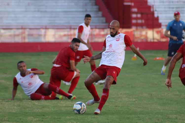 Paulinho treinou entre os titulares e pode fazer sua estreia pelo Náutico