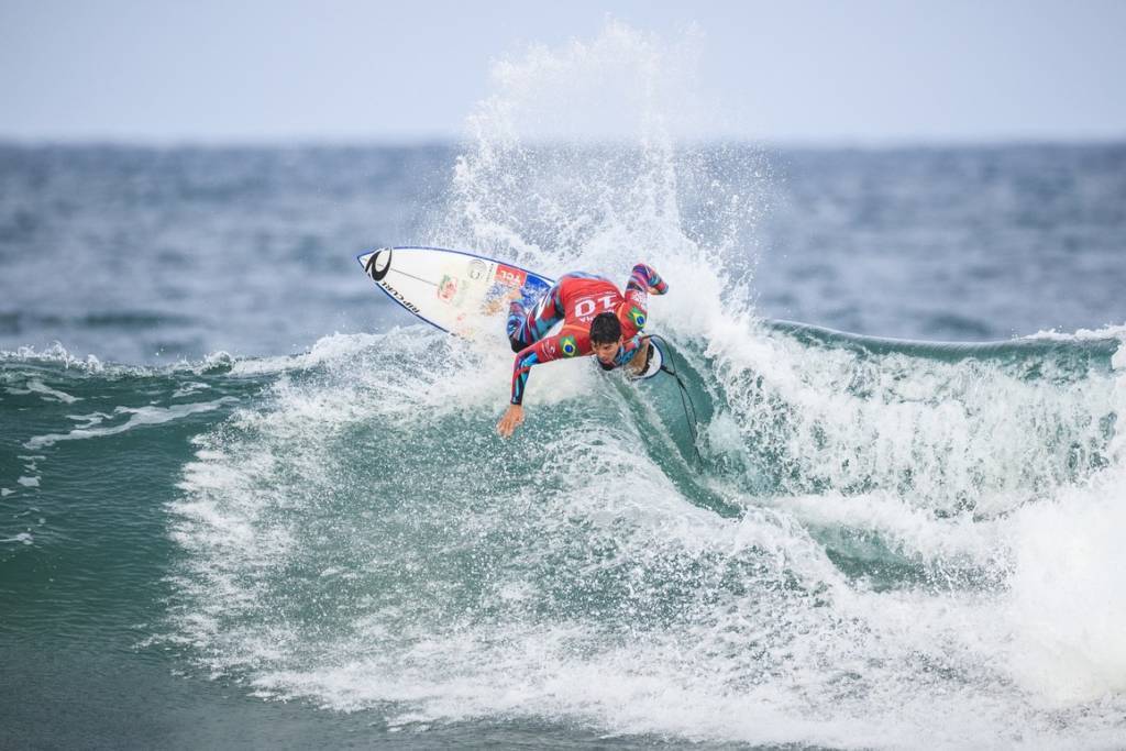 Em final 100% brasileira, Medina quase atinge nota máxima em J-Bay