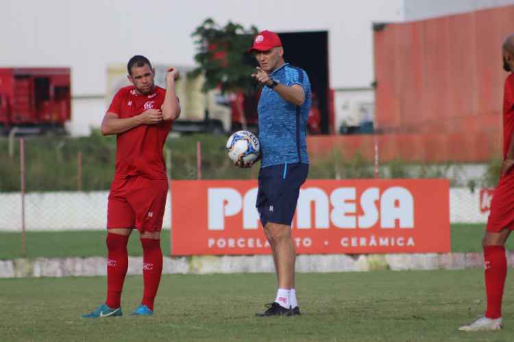 Treinador elogiou a movimentação de Paulinho e Wallace juntos.