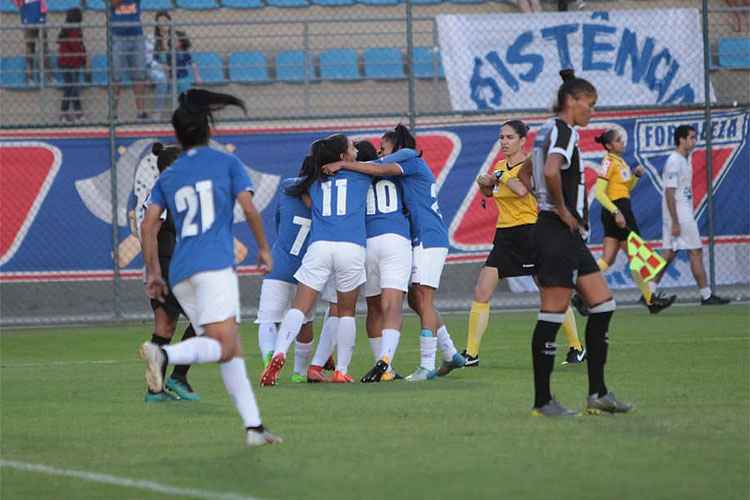 Jogadoras do Cruzeiro comemoram o gol de Janaína, que selou o acesso à elite