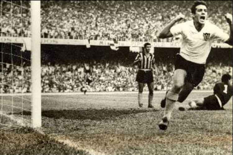 Ronaldo comemora gol do Atlético contra o Botafogo no terceiro jogo da segunda fase da Taça Brasil; partida terminou empatada, e time mineiro avançou no sorteio