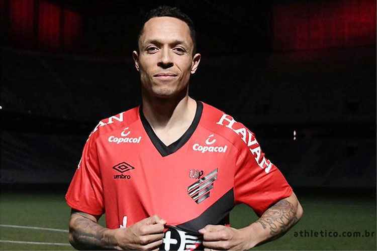 Adriano, ex-Seleção Brasileira, substituirá Renan Lodi na lateral do Furacão