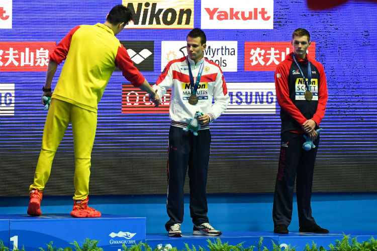 Fina advertiu Sun Yang (esquerda) e Duncan Scott (direita)