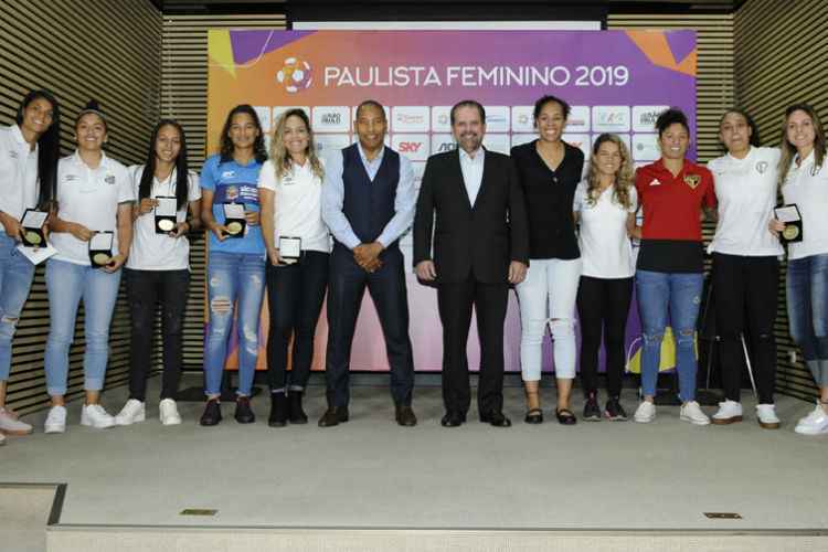 Jogadoras foram homenageadas na sede da FPF