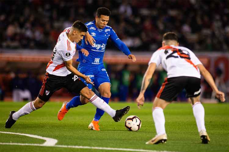 Marquinhos Gabriel chegou a marcar gol, mas o árbitro Julio Bascuñan anulou