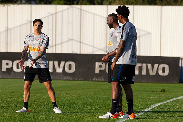 Fagner, Manoel e Gil em último treino do Corinthians antes do jogo