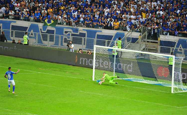 Goleiro Armani pegou cobranças de Henrique e David, e ajudou o River Plate a avançar na Libertadores