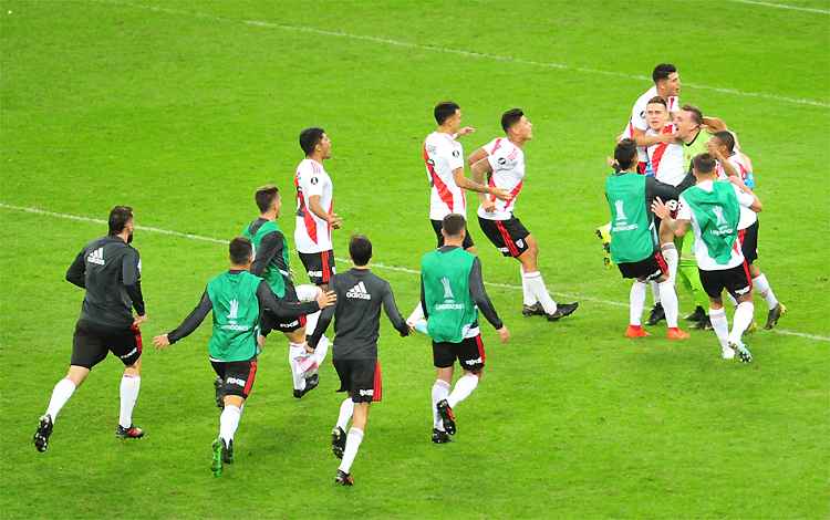 Elenco do River Plate abraça goleiro Armani depois de defesas decisivas nas penalidades