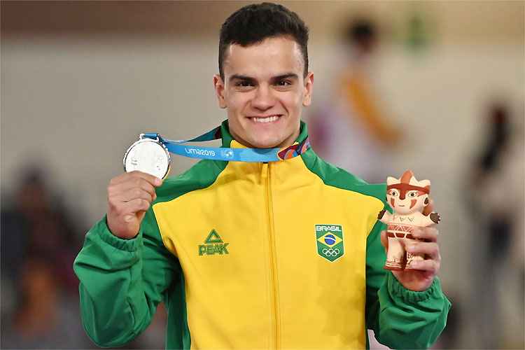 Caio Souza teve a segunda maior nota nas barras paralelas e fica com a prata