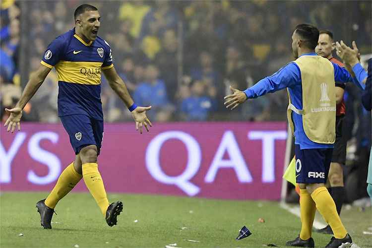 Ábila abriu o placar para o Boca Juniors e incendiou a torcida xeneize