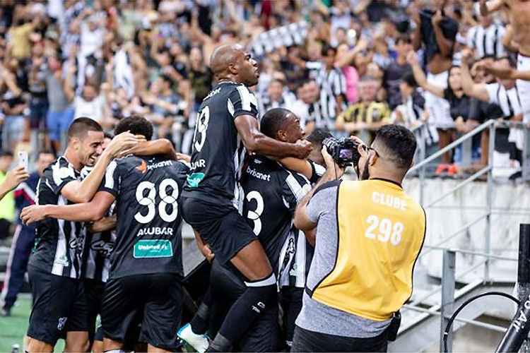 Com casa cheia em jogo histórico, Ceará vence o rival Fortaleza no Castelão