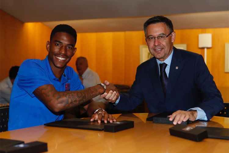 Junior Firpo assinou contrato pelas próximas cinco temporadas, até junho de 2024