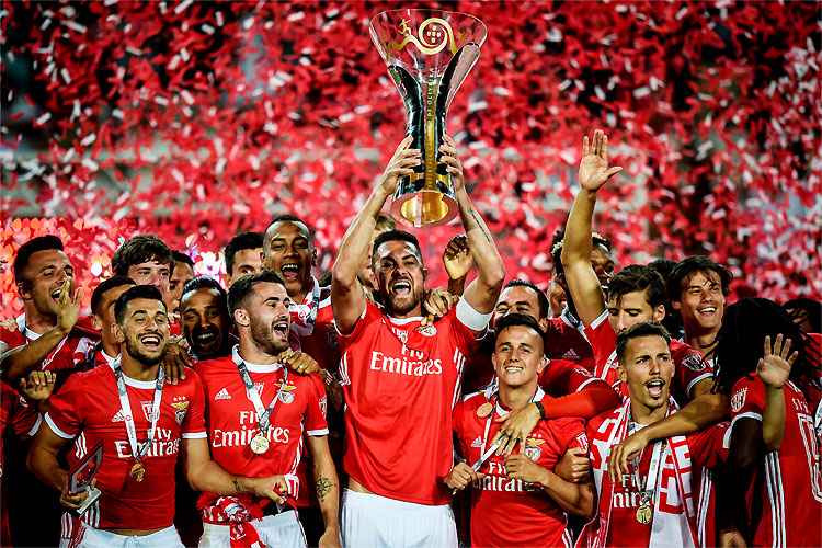 Jardel Vieira ergue a taça da Supercopa de Portugal, após goleada no Sporting