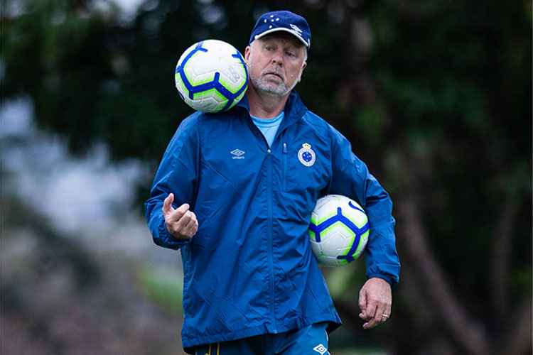 Pressionado no Cruzeiro, Mano Menezes conta com apoio do meia Robinho