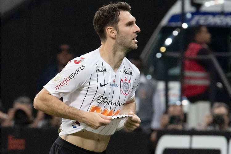 Boselli marca no fim e fecha o placar em Itaquera: Corinthians sobe na tabela