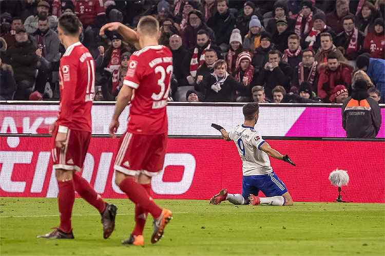 Franco Di Santo marcou contra o Bayern e comemorou em frente à torcida mandante